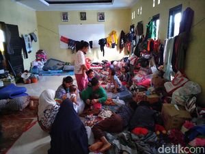 Korban Longsor Sukajaya Bertahan di Kantor Desa, Butuh Air Bersih-Alat Masak
