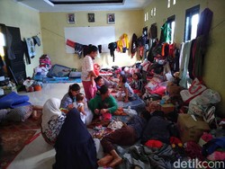 Korban Longsor Sukajaya Bertahan di Kantor Desa, Butuh Air Bersih-Alat Masak