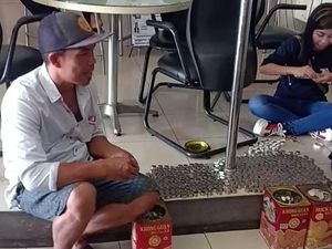 Warga Banyuwangi Beli Motor Pakai Uang Koin, Butuh 7,5 Jam Menghitungnya