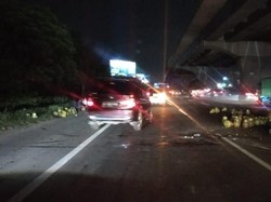 Pikap Bawa Gas Melon Terguling di Tol Bekasi Arah Cikampek