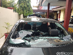 PSK Curi Uang-HP Pelanggan, Tertangkap Saat Mobilnya Tabrak Portal