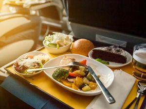 5 Makanan Ini Sebaiknya Tidak Dimakan di Dalam Pesawat 5 Makanan Ini Sebaiknya Tidak Dimakan di Dalam Pesawat