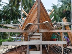 Intip Proses Pembuatan Kapal Motor di Natuna