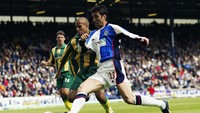 Dari Italia, ia pindah ke Inggris untuk membela Blackburn Rovers. Di sini kariernya sudah dimulai dengan cedera dan akhirnya cuma memperkuat tim hingga akhir musim 2002/2003, sebelum kemudian kembali ke Galatasaray. Hakan Sukur lantas menutup kariernya sebagai pemain di Galatasaray dan terjun ke politik. (Foto: Michael Steele/Getty Images)