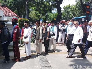 Jelang Demo Pro-Kontra Anies soal Banjir, Massa Berdatangan ke Balai Kota