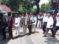 Jelang Demo Pro-Kontra Anies soal Banjir, Massa Berdatangan ke Balai Kota