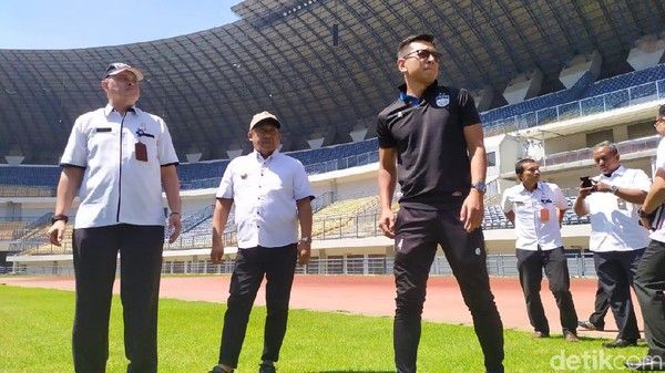Wakil Wali Kota Bandung Yana Mulyana bersama Direktur PT PBB Teddy Tjahjono tinjau Stadion GBLA.