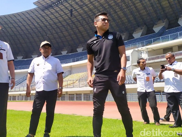 Wakil Wali Kota Bandung Yana Mulyana bersama Direktur PT PBB Teddy Tjahjono tinjau Stadion GBLA.