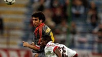 Hakan Sukur melejit kariernya bersama Galatasaray. Setelah mencetak 71 gol di periode pertamanya pada rentang 1992-1995, ia direkrut Torino. Ia kesulitan beradaptasi di Torino, lalu kembali ke Galatasaray setelah setengah musim. (Foto: Mike Hewitt /Allsport)