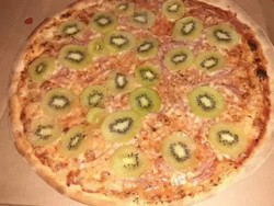 Bukan Sosis, Pizza Ini Pakai Topping Buah Kiwi
