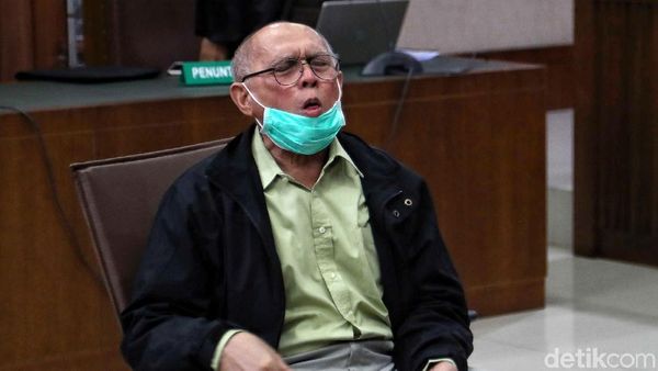 Lagi, Kivlan Zen Batuk-batuk Saat Bacakan Eksepsi