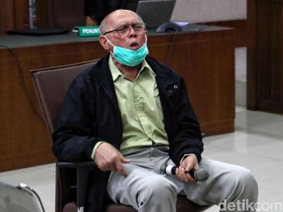 Lagi, Kivlan Zen Batuk-batuk Saat Bacakan Eksepsi