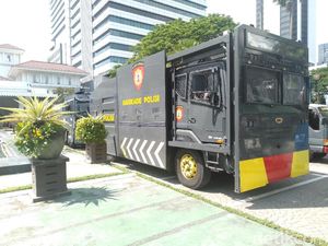 Water Cannon Siaga Hadapi Demo Pro dan Kontra Anies Water Cannon Siaga Hadapi Demo Pro dan Kontra Anies