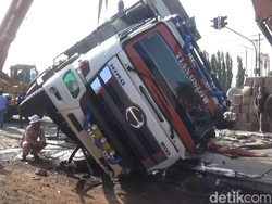 Sopir Diduga Mengantuk, Truk Bermuatan Benang Terguling di Pantura Subang