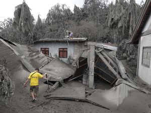 Rumah-rumah Ini Roboh Akibat Abu Vulkanik Taal Volcano Rumah-rumah Ini Roboh Akibat Abu Vulkanik Taal Volcano
