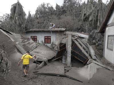 Rumah-rumah Ini Roboh Akibat Abu Vulkanik Taal Volcano