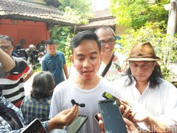 Sekjen Hasto Lontarkan Sinyal, Gibran Pilih Tunggu Keputusan DPP PDIP