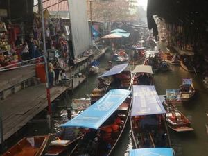 Pasar Apung Tertua di Thailand yang Ikonik