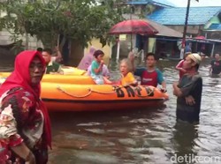 Tim SAR Evakuasi Lansia yang Terjebak Banjir Samarinda