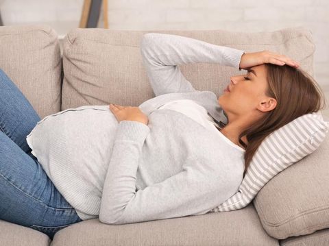 Ilustrasi ibu hamil sakit