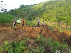 Tim CT Arsa Foundation Taklukkan Medan Berat demi Salurkan Bantuan ke Desa di Sukajaya
