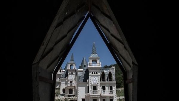 Potret Negeri Dongeng di Kota Hantu