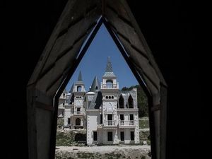 Potret Negeri Dongeng di Kota Hantu