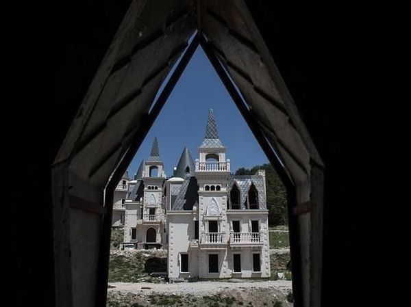 Potret Negeri Dongeng di Kota Hantu