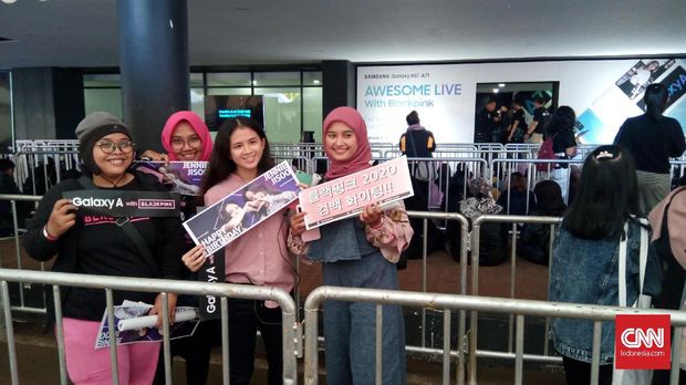 Para penggemar BLACKPINK jelang jumpa fan di Jakarta, Selasa (14/01).