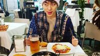 Rilis Lagu Any Song, Ini Zico Saat Makan Pizza hingga Sushi