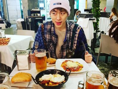 Rilis Lagu Any Song, Ini Zico Saat Makan Pizza hingga Sushi