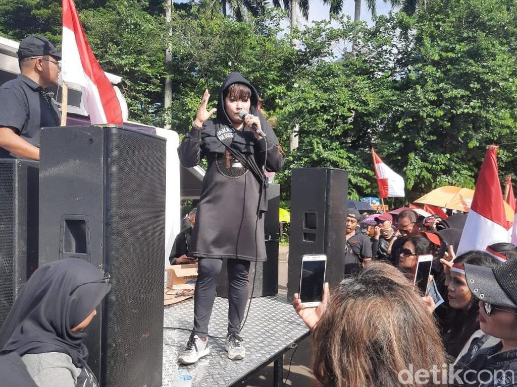 Orasi di Aksi Kontra Anies, Dewi Tanjung: Ini Bukan soal Belum Move On