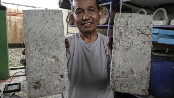 Unik! Dosen di Banyumas Olah Batu Bata dari Sampah Organik
