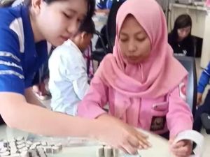 Repotnya Dealer Saat Layani Warga yang Beli Motor Pakai Uang Koin