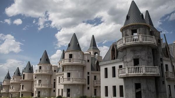 Potret Kompleks Mewah Burj Al Babas, Mirip Dongeng Tapi Terbengkalai