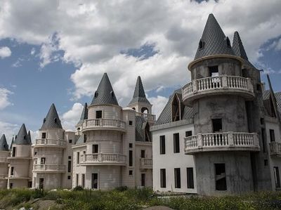 Potret Kompleks Mewah Burj Al Babas, Mirip Dongeng Tapi Terbengkalai