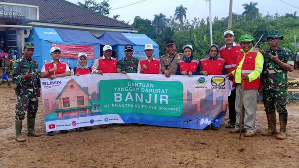 Milenial Brantas Abipraya Serahkan Bantuan untuk Korban Longsor Sukajaya