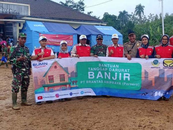 Milenial Brantas Abipraya Serahkan Bantuan untuk Korban Longsor Sukajaya