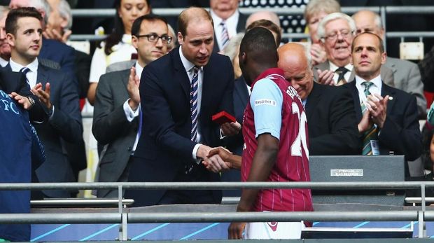 LONDON, ENGLAND - MAY 30:  Prince William, Duke of Cambridge presents Christian Benteke of Aston Villa after the FA Cup Final between Aston Villa and Arsenal at Wembley Stadium on May 30, 2015 in London, England. Arsenal beat Aston Villa 4-0.  (Photo by Paul Gilham/Getty Images)