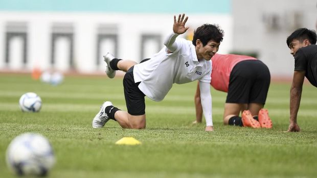 Pelatih Timnas Indonesia U-19 Gong Oh-kyun (kiri) memberikan instruksi saat seleksi pemain Timnas Indonesia U-19 di Stadion Wibawa Mukti, Cikarang, Bekasi, Jawa Barat, Senin (13/1/2020). Sebanyak 51 pesepak bola hadir mengikuti seleksi pemain Timnas U-19 yang kemudian akan dipilih 30 nama untuk mengikuti pemusatan latihan di Thailand. ANTARA FOTO/Hafidz Mubarak A/wsj.
