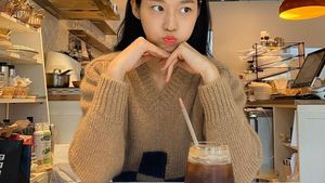 Liburan di Bali, Seolhyun AOA Asyik Makan Nasi Goreng