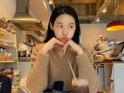 Liburan di Bali, Seolhyun AOA Asyik Makan Nasi Goreng
