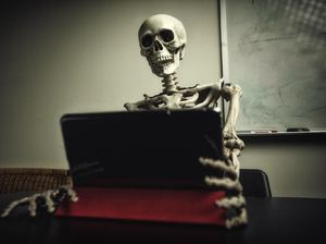 Kerangka di Rumah Kosong, Dekomposisi Mayat dan Tulang yang Tak Terurai