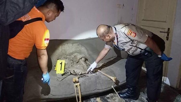 Kerangka manusia duduk di sofa rumah kosong di Kabupaten Bandung (Foto: dok. Polsek Margahayu)