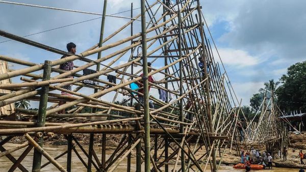 Warga Lebak Gotong Royong Bangun Jembatan Darurat Pascabanjir