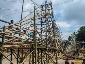 Warga Lebak Gotong Royong Bangun Jembatan Darurat Pascabanjir Warga Lebak Gotong Royong Bangun Jembatan Darurat Pascabanjir