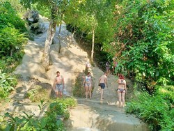 Air Terjun Ini Bisa Kamu Naiki Lho, Tak Licin Kok