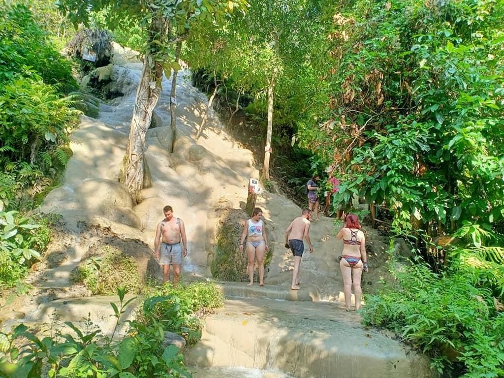 Air Terjun Ini Bisa Kamu Naiki Lho, Tak Licin Kok Air Terjun Ini Bisa Kamu Naiki Lho, Tak Licin Kok