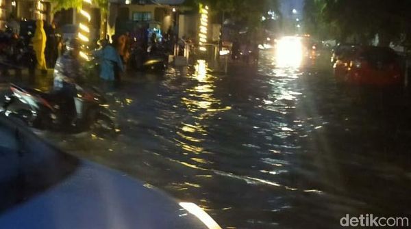 Jalan dr Soetomo Tergenang, Puluhan Motor Mogok