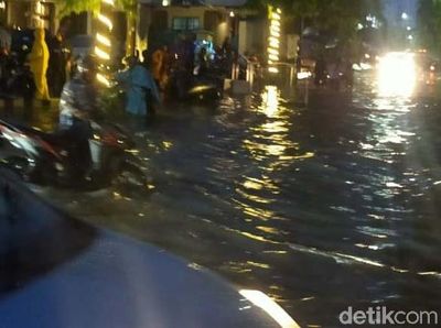 Jalan dr Soetomo Tergenang, Puluhan Motor Mogok